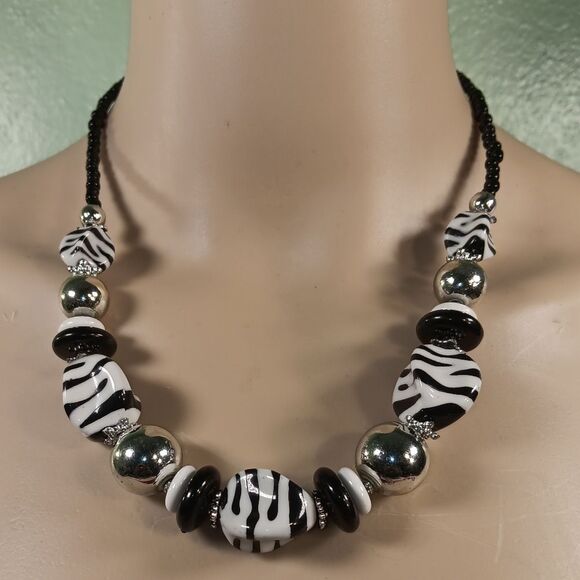 women black and white necklace - Picture 1 of 5